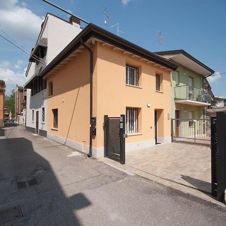Casa Gemma - Big Family House With Free Parking Appartement San Giovanni Lupatoto Buitenkant foto